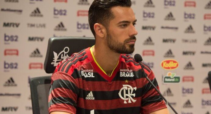 Novo dono da camisa 4, Pablo Marí exalta Juan e promete: “Vou dar o sangue para defendê-la”