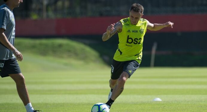 Chegou a hora! Rafinha treina entre os titulares e estreia no duelo Flamengo x Goiás