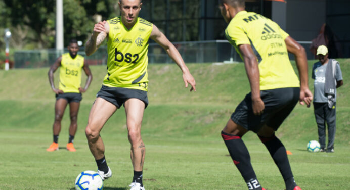 Flamengo dá entrada para regularização de Rafinha, e lateral deve estrear contra o Athletico