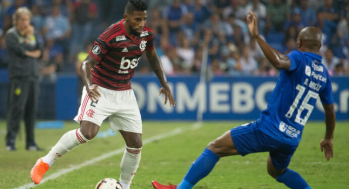 Rodinei e Renê lideram ranking de passes errados em Emelec x Flamengo