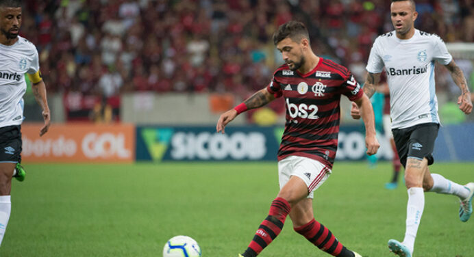 Arrascaeta brilha, enquanto Berrío fica abaixo em vitória do Flamengo sobre o Grêmio; veja as notas