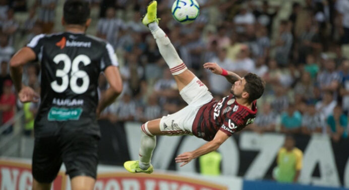 Portal argentino compara gol de Arrascaeta ao de Cristiano Ronaldo contra a Juventus