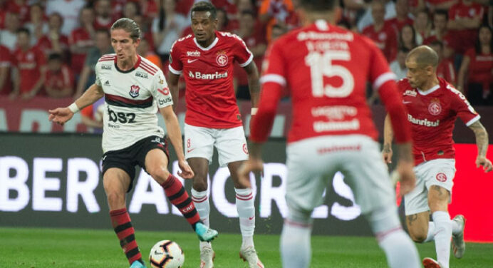 Com experiência de sobra, Filipe Luís completa, contra o Inter, dez jogos com o Manto Sagrado