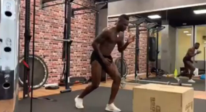 Na mira do Flamengo, Balotelli exibe boa forma em rede social