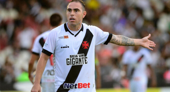 Vale tudo? Câmera flagra tentativa de agressão de Bruno César contra Arão no Vasco x Flamengo