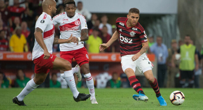Jornalista questiona escalação de Cuéllar contra o Inter: “Tem que ter certeza de que ele vai resolver”