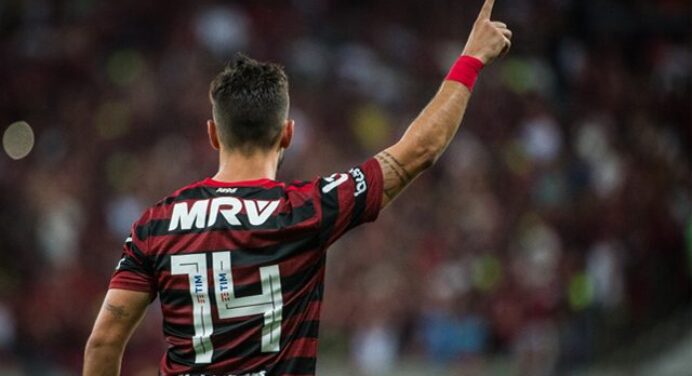 Ex-jogador, Denilson relembra lesão no menisco e manda recado para Arrascaeta