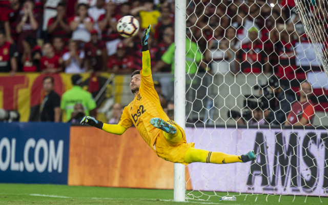 Herói na classificação, Diego Alves comemora e brinca sobre segredo para defender pênaltis