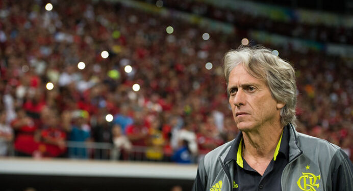 Jorge Jesus prega busca por “proporcionar espetáculo ao torcedor” e aponta inspiração em Cruyff