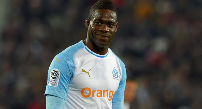 #BombouNoColuna: investida por Balotelli destacada em jornal italiano, aumento da dívida do Fla, e mais