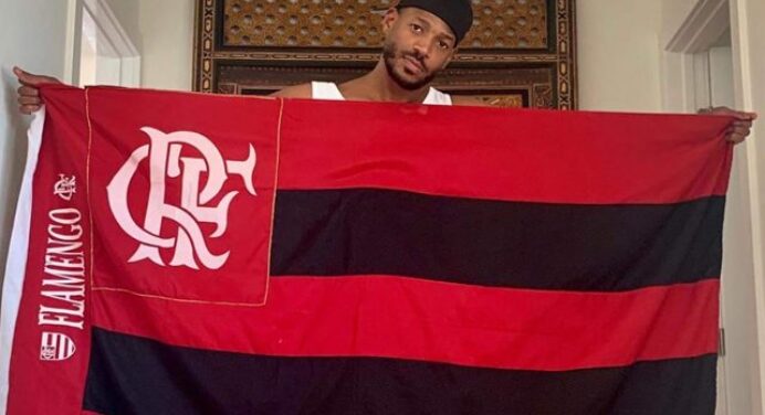 Astro de “As Branquelas”, Marlon Wayans posta foto com a bandeira do Flamengo e leva fãs à loucura