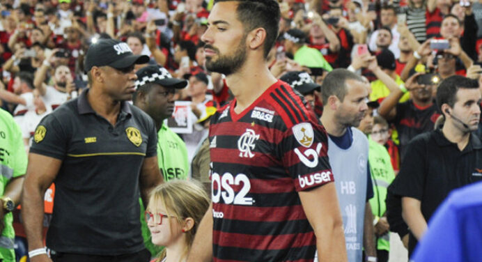 “Mengão do meu coração…essa eu canto junto”: Pablo Marí arrisca no português e solta voz em canto da torcida