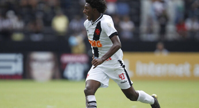 De olho no rival: Vasco consegue efeito suspensivo, e Talles enfrenta o Flamengo neste sábado