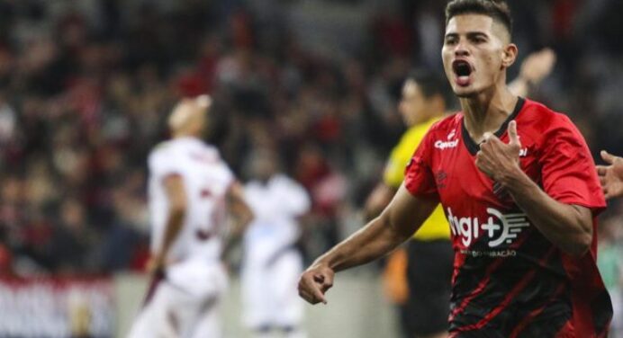 Bruno Guimarães revela que fez teste no Flamengo e detalha: “Joguei só 17 minutos”
