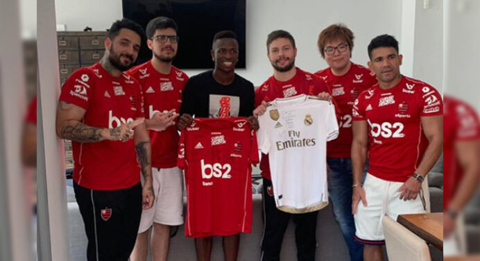 Equipe de LoL do Flamengo se reúne com Vinicius Jr. em Madrid antes de estreia no Mundial