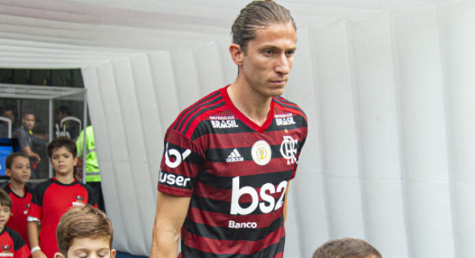 Jorge Jesus elogia características de Filipe Luís, mas ‘cobra’ nova função ao lateral