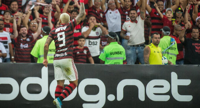 Fábio Luciano aponta torcida do Flamengo como responsável por sucesso de Gabigol: “Ele gosta disso”