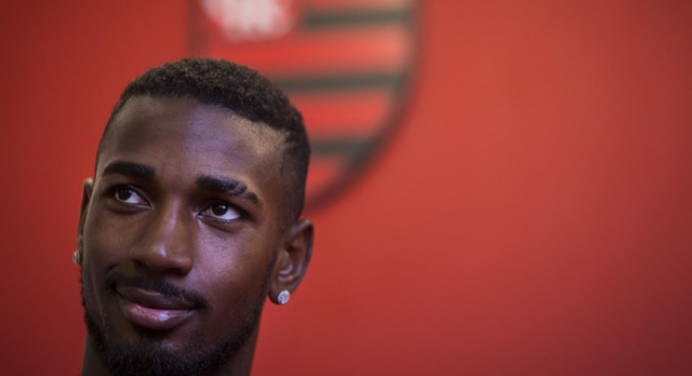 Coringa rubro-negro, Gerson elogia Jorge Jesus e enfatiza determinação: “Vai até o final pelo objetivo”
