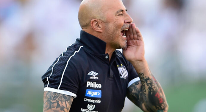 Sampaoli reconhece força do Flamengo, mas vê necessidade de “recuperar pontos” contra o Rubro-Negro