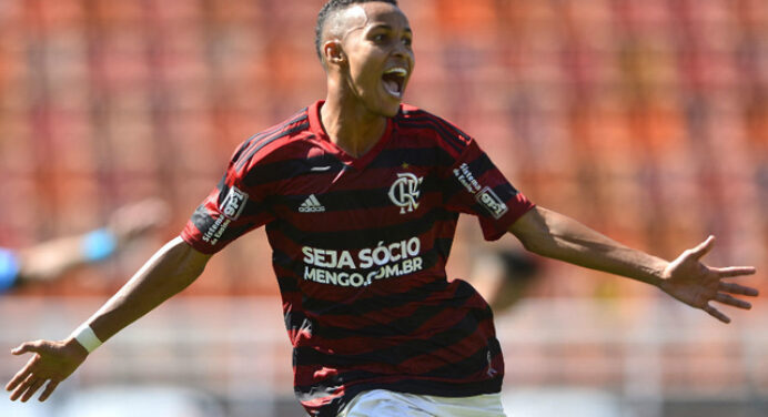 Flamengo chega a acordo por renovação contratual de Lázaro, joia da categoria de base do clube