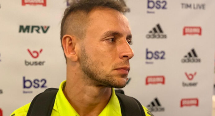 Rafinha mantém ‘sandálias da humildade’ e valoriza coletivo do Flamengo: “Fico feliz por poder ajudar”