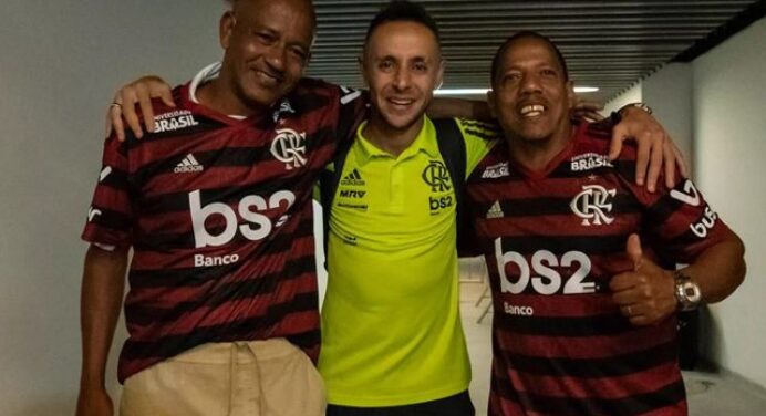 Para emocionar! Tietados por Rafinha, garis reencontram lateral, são presenteados e acompanham jogo no Maracanã
