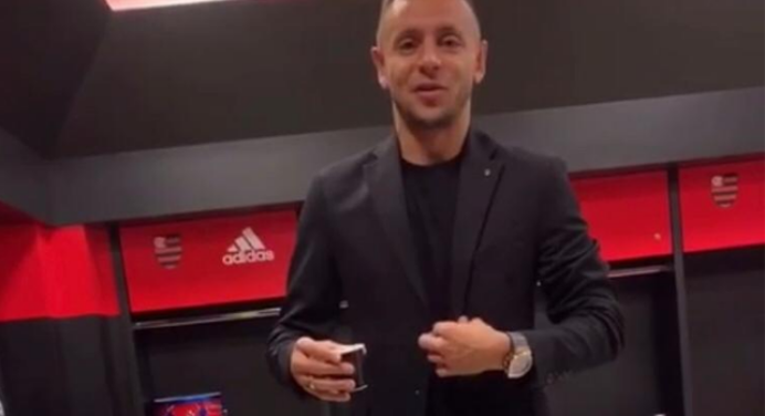 Que resenha! Rafinha aparece de blaser em vestiário do Flamengo, arrisca dancinha e arranca gargalhadas