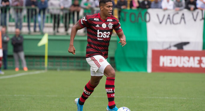 Berrío se recupera de entorse e não deve ser relacionado pelo Flamengo para jogo contra o Atlético-MG