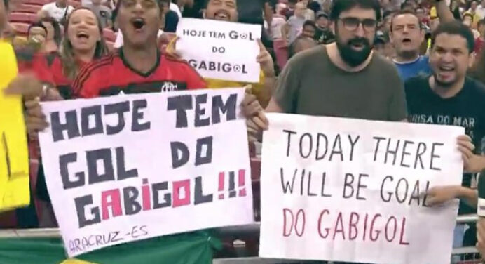 Do outro lado do mundo! Plaquinha “Hoje tem gol do Gabigol” é destaque em jogo da Seleção Brasileira
