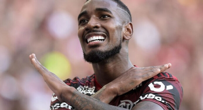 Vapo! Flamengo lança copo personalizado de Gerson em clássico contra o Fluminense