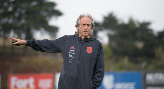 Jornalista se rende a Jorge Jesus: “Quebrou uma série de verdades não escritas no futebol brasileiro”