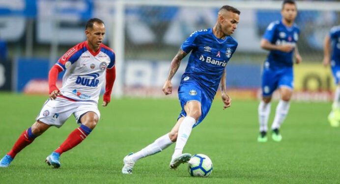 De olho no rival: Luan, do Grêmio, sente o tornozelo e vira dúvida para jogo contra o Flamengo