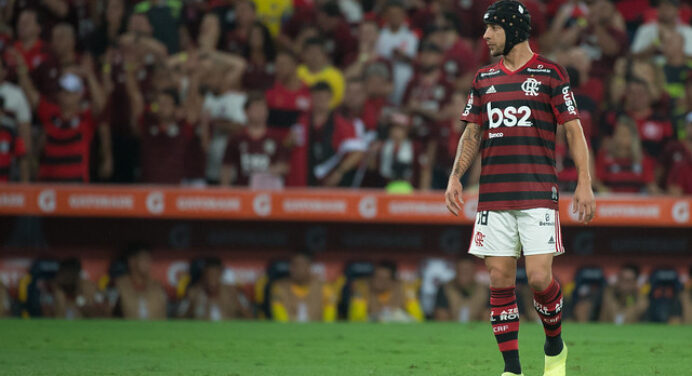 Jornalista revela detalhes sobre renovação de Rafinha e aposta: “Acho que fica”