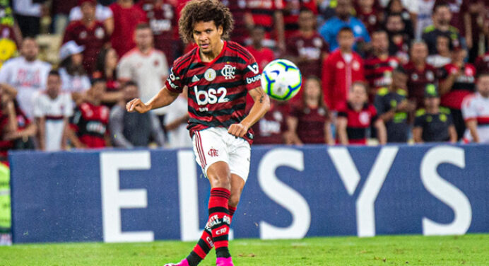 Arão se diz ‘muito feliz’, mas mantém pés no chão durante boa fase: “Quero crescer e melhorar”