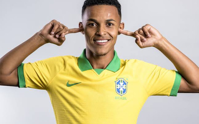 Lázaro sai do banco, marca gol da vitória nos acréscimos, e Brasil