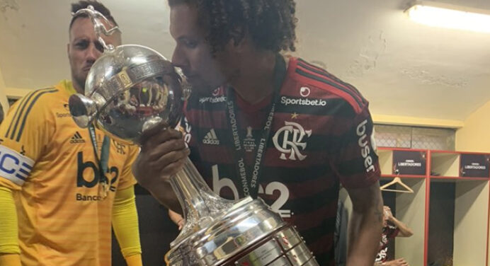 Arão entra na onda do ‘deboche’ e manda recado para rivais após título do Flamengo na Libertadores