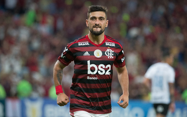 Arrascaeta decide, Flamengo bate Grêmio de novo e encara SPFC na final