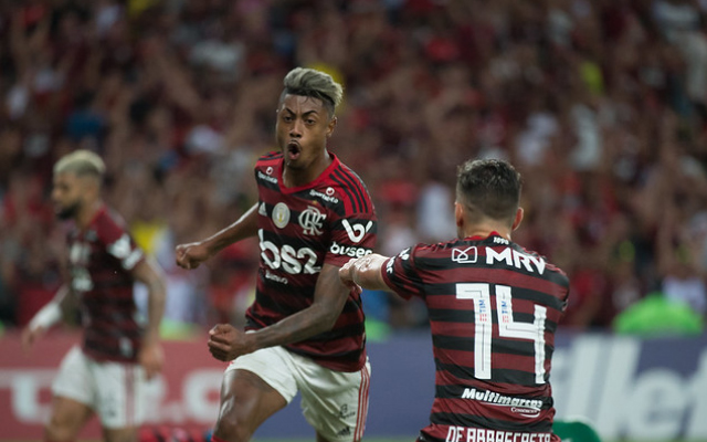 Arrascaeta e Bruno Henrique se emocionam com homenagens no museu do Flamengo