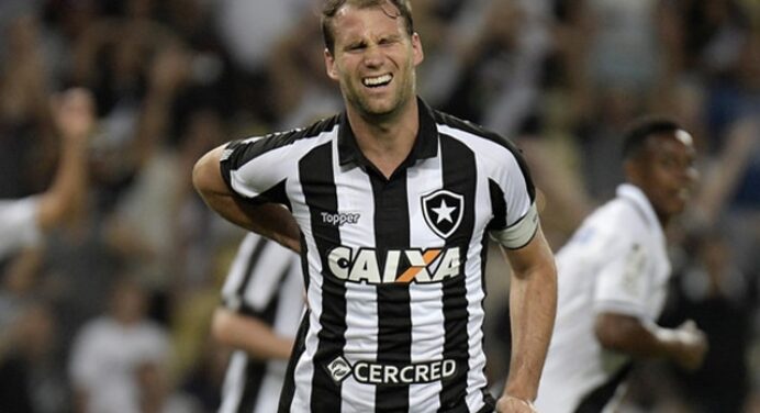 Rei do chororô! torcedores do Flamengo não perdoam Carli após triunfo sobre o Botafogo