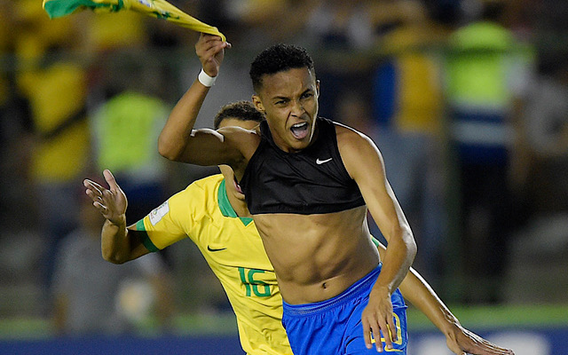 Lázaro sai do banco, marca gol da vitória nos acréscimos, e Brasil
