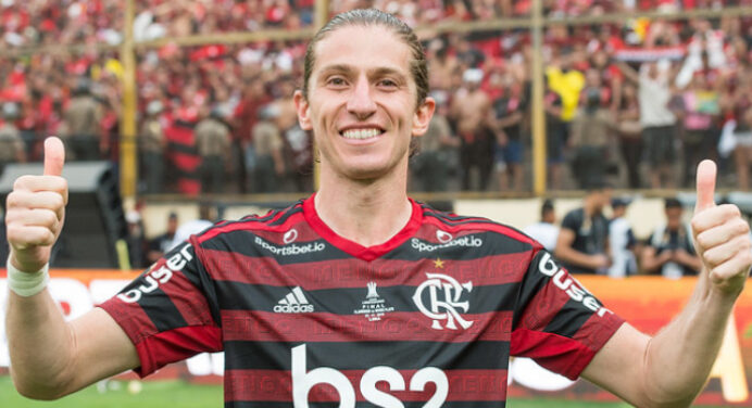 “Respeito máximo”: Filipe Luís explica gesto de não pisar no escudo do Flamengo