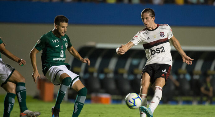 Filipe Luís minimiza polêmica em empate do Goiás e cobra equipe: “Não deveríamos ter permitido esse gol”