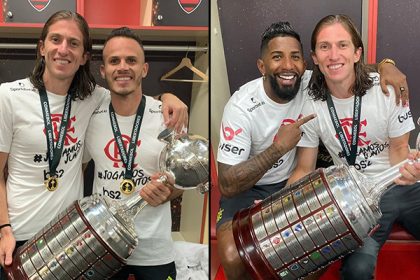 Filipe Luís ao lado de Renê e Rodinei, com taça da Libertadores de 2019.