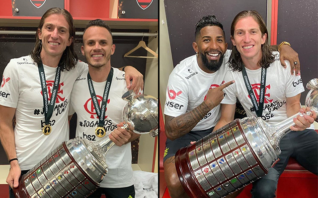 Filipe Luís ao lado de Renê e Rodinei, com taça da Libertadores de 2019.