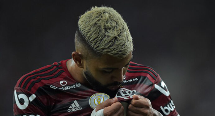 Levanta a plaquinha! Gabigol anuncia permanência no Flamengo