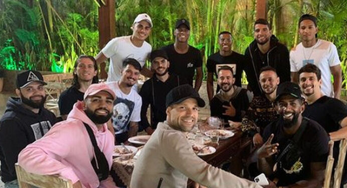 Parceria dentro e fora de campo: jogadores do Flamengo promovem encontro em dia de folga do elenco