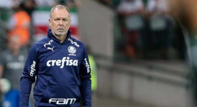 Mano Menezes é criticado por jornalista após declaração sobre o Flamengo: “Trata torcedor como burro”