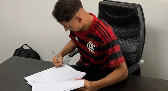 Destaque no título do Brasileirão sub-17, Pedro Arthur assina primeiro contrato profissional com o Flamengo