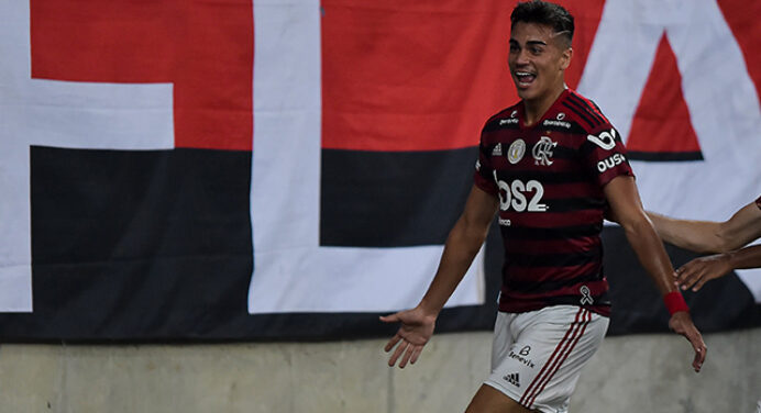 Reinier mira títulos pelo Flamengo e fala sobre ser torcedor dentro de campo: “Coração bate forte”