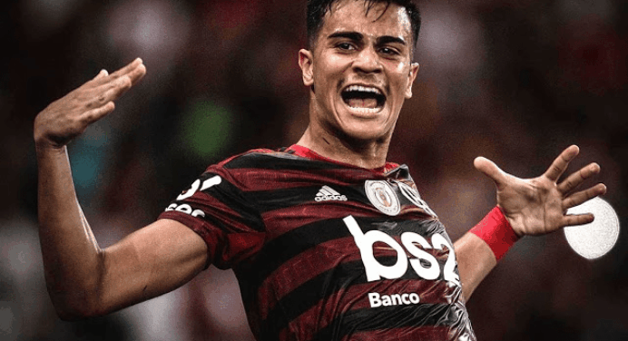 Reinier revela ajuda de Rafinha para se adaptar aos profissionais e aponta seus ‘mentores’ no elenco do Flamengo